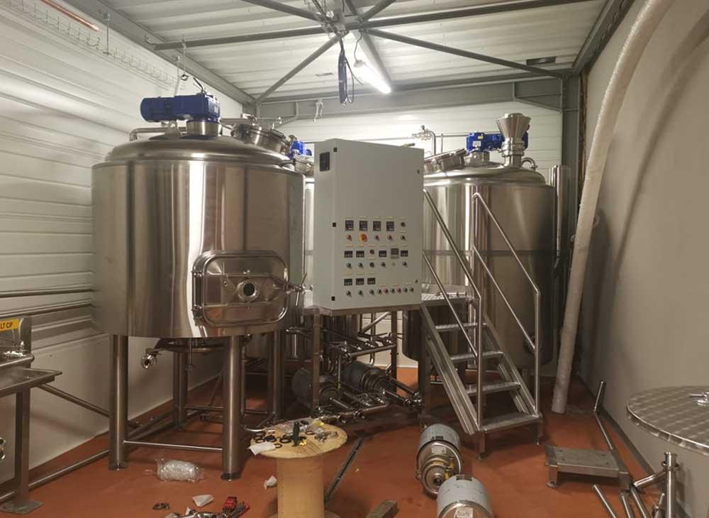 <b>10HL Direct Fire Brewhouse Under Installation</b>